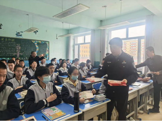 黑龙江省绥化市公安局联合兰西县政法委等部门开展“知书明理 反对邪教”主题宣传活动