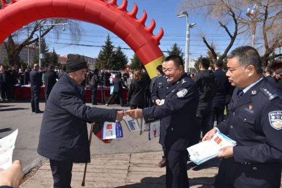 黑龙江绥化：当地公安局组织开展全民国家安全教育日法治宣传活动