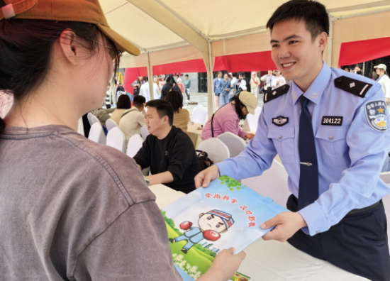 广西桂林：开展反邪教宣传走进招聘会活动
