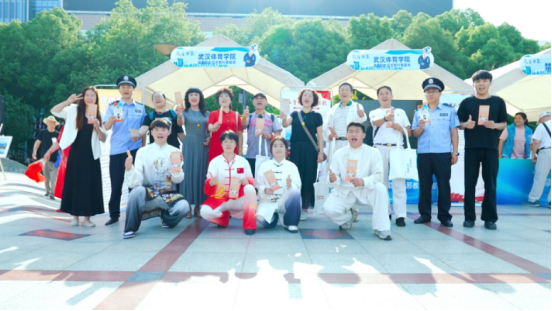 以爱之名 护民平安——湖北省宜昌市西陵区反邪教宣传点亮夷陵广场