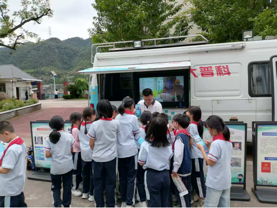 浙江丽水：童心筑盾护成长  无邪之花绽六一