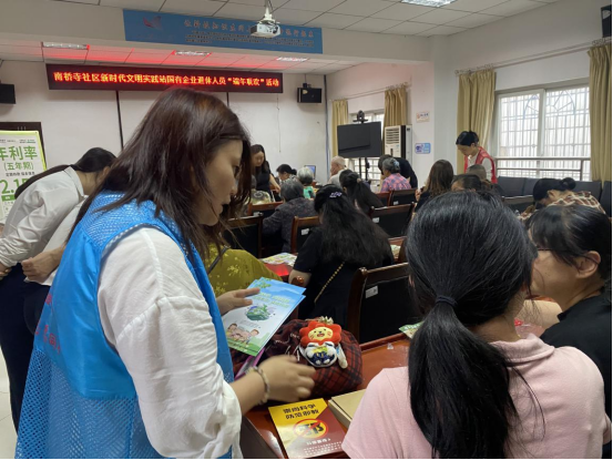 重庆市江北区开展“端午相思寄香囊全民参与反邪教”端午节防邪宣传活动