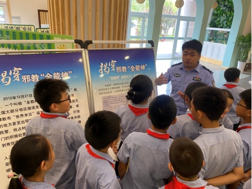 陕西西安：炎炎夏日筑防线 反邪宣传送清凉