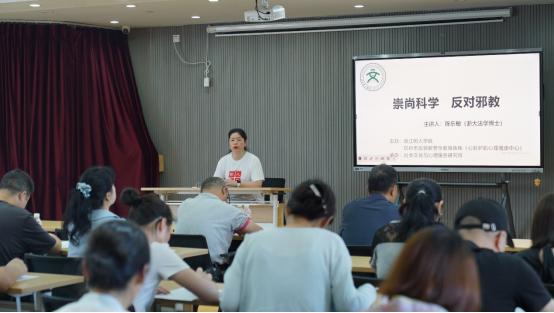 浙江杭州：西湖区大学生普法实践队走进社区开展反邪教宣传