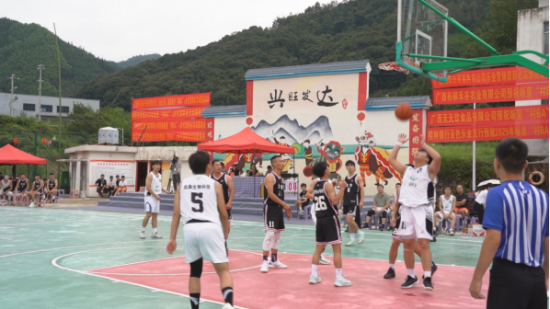 广西百色：结合“村BA”篮球赛  筑牢乡村防邪网