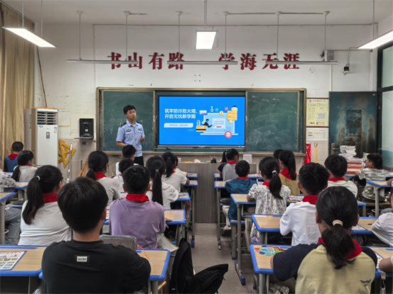 江苏兴化：警格网格协同护航  开学护学安全“满格”