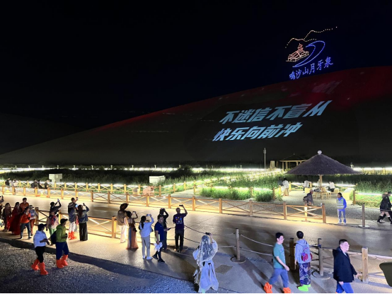 甘肃敦煌:反邪宣传进景区  点亮鸣沙山夜空