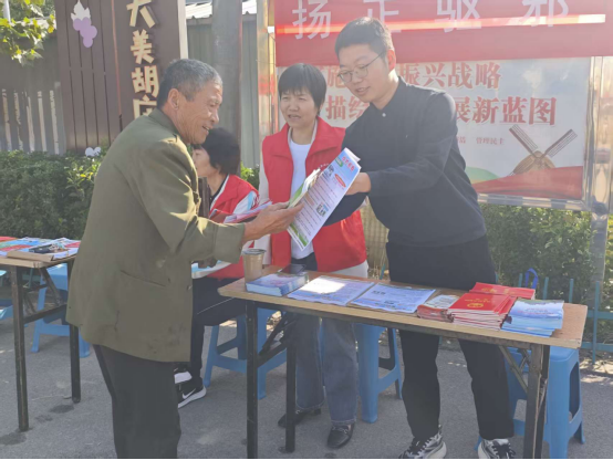 “葡萄架下反邪教 丰收季里话平安”——反邪教宣传走进山东省菏泽市郓城县葡萄采摘节