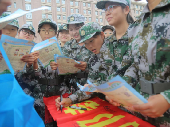 执笔为刃 签名拒邪——安徽淮北师大新生共上反邪教必修课