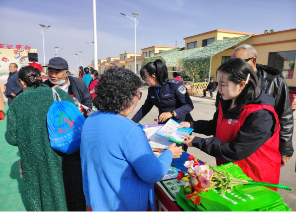 甘肃敦煌：重阳敬老暖人心  法治宣传筑平安