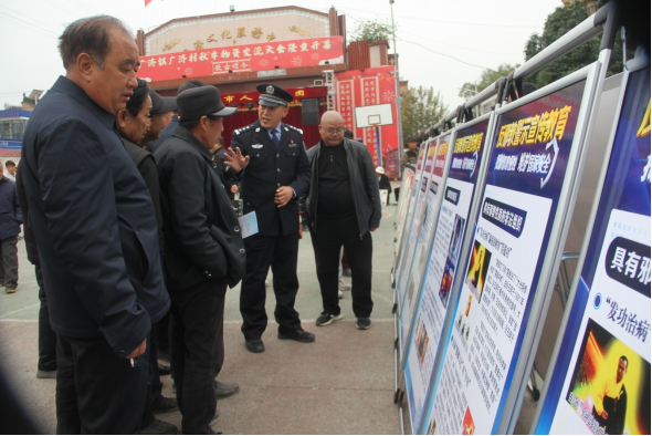 陕西西安：金秋集市“反邪”忙  警民共绘平安画