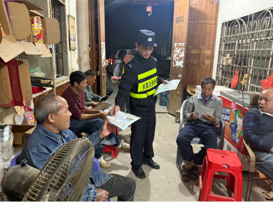 广西来宾：夜间巡逻“两步走”  筑牢反邪教“防火墙”