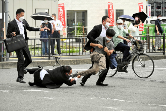 家破人亡却仍执迷不悟！刺杀安倍凶手的母亲为何无法逃离“统一教”？