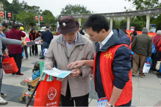 广西来宾合山市委政法委结合 12·4国家宪法日开展反邪教宣传活动