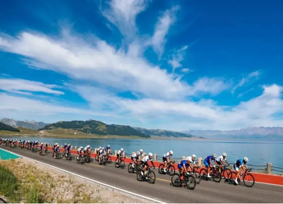 浙江义乌：反邪教宣传点燃自行车赛场