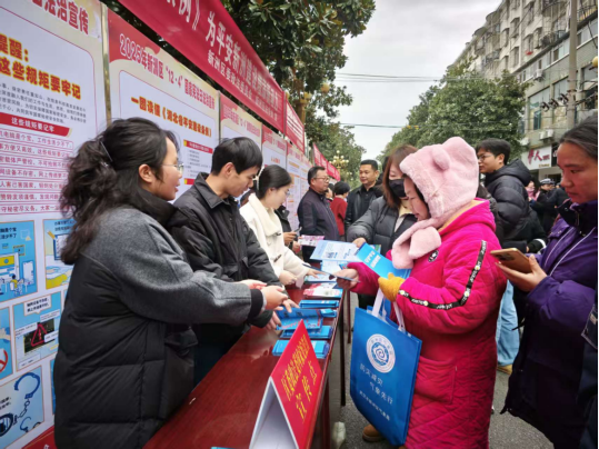 湖北武汉：法治“宪”行 反邪同行 筑牢平安防线