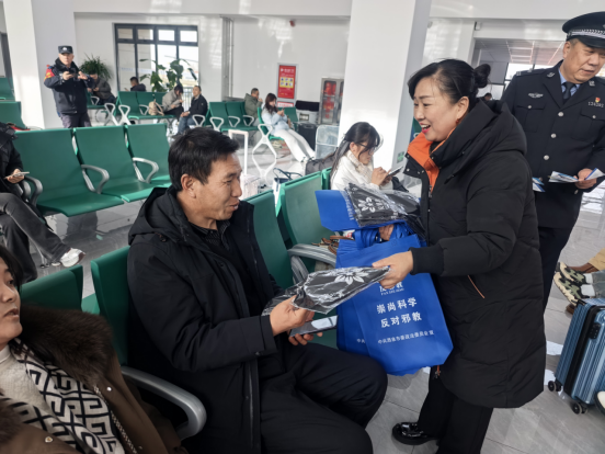 甘肃肃州：铁路驿站筑防线 反邪宣传护平安