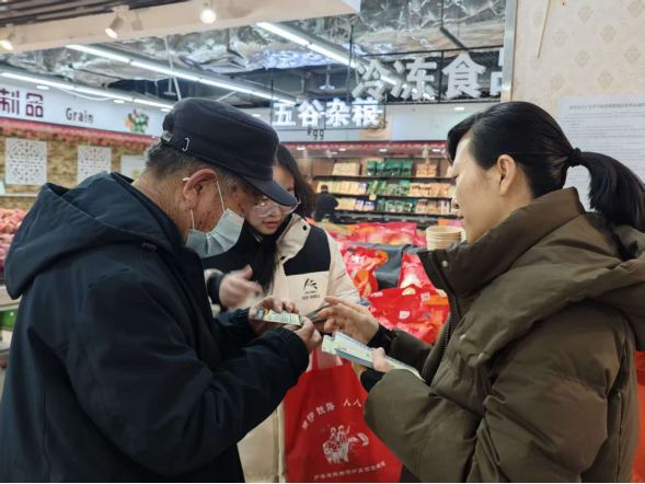 甘肃瓜州：烟火气里筑防线 反邪宣传“赶大集”