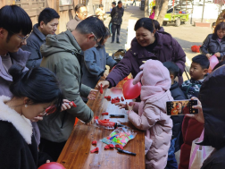 浙江台州：庆春启新岁 古街筑平安——路桥区路桥街道开展“迎新春”反邪教宣传活动