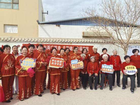 甘肃敦煌：戏台搭台人气旺 反邪宣传入民心