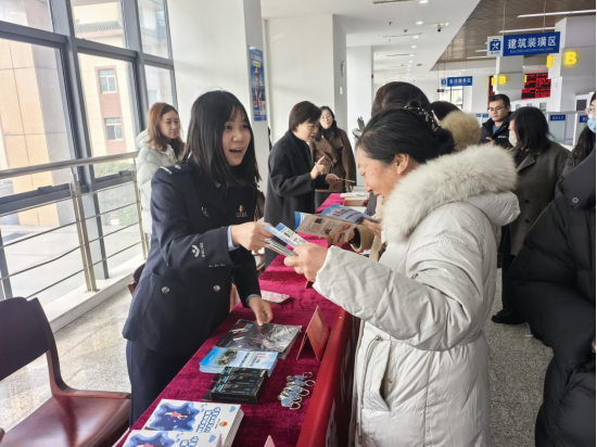 江苏泰兴：春风送暖护归途 反邪宣传筑平安