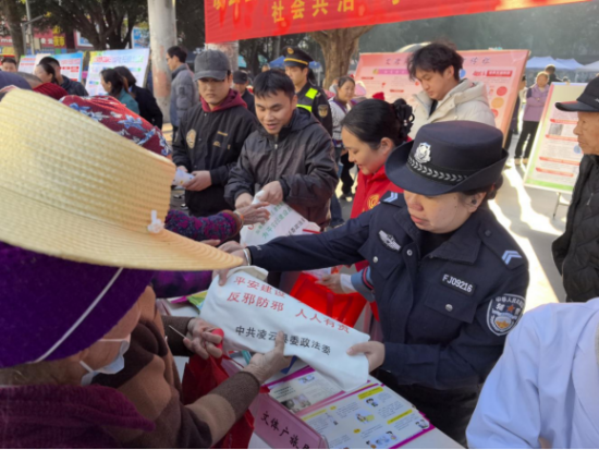 广西百色：汇聚志愿力量 守护圩日烟火