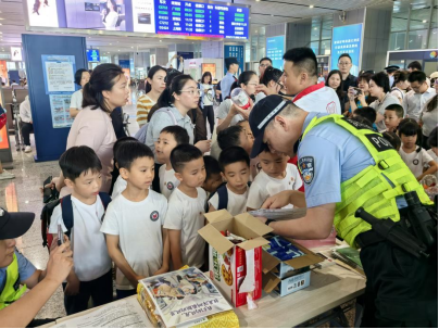 广东深圳：站台传反邪 童心护平安