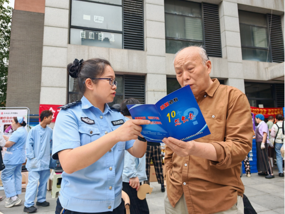 陕西西安：反邪宣传进小区 筑牢平安防护墙