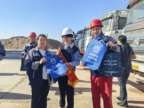 甘肃瓜州：反邪宣传进企业平安护航促发展