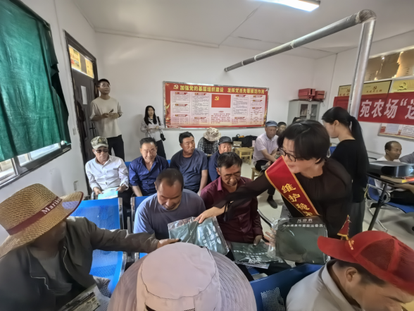 甘肃瓜州：反邪宣传零距离 平安清风润农场