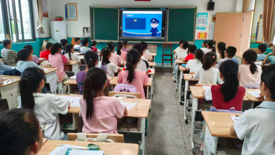 湖北武汉：观影学知识 童心拒邪教