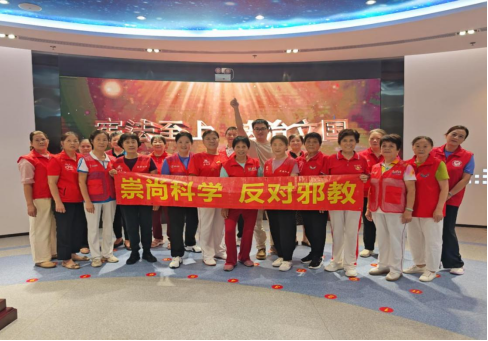 广东深圳：红马甲出发！盐田志愿者搭乘“反邪宣传大巴”走进警示教育基地