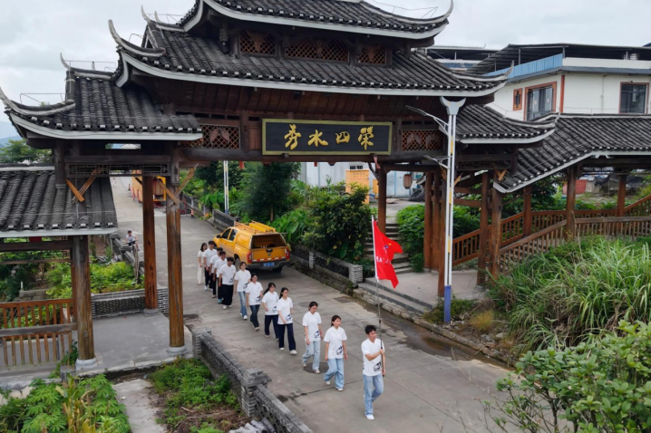 广西柳州铁道职业技术学院学子赴苗乡开展“三下乡”社会实践
