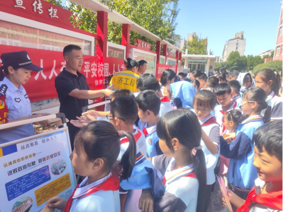 山东泰安：播撒科学种子 筑牢反邪防线