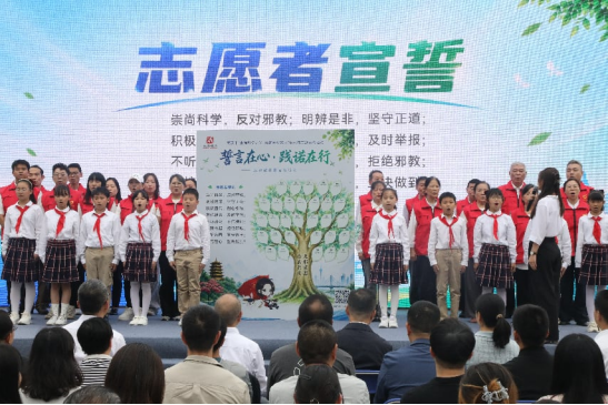 湖北武汉：青少年“志愿红”闪耀 争当“反邪小卫士”