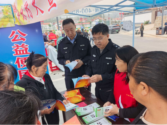 山西长治：金秋助农庆丰收 反邪普法护平安