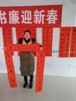 鹤壁市将反邪春联送到居民家（图）
