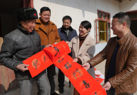 江西铜鼓县为扶贫对象送反邪教春联