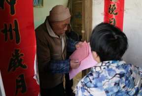 江西樟树市结合脱贫攻坚入户宣传反邪教