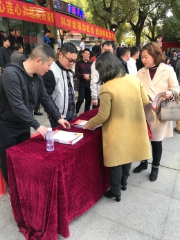江西各地志愿者把反邪教知识送到群众手中