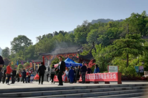 陕西西乡县在午子山景区开展反邪教宣传