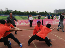 河北沧州市将反邪教宣传融入百队千人拔河比赛