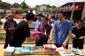 河南宜阳县反邪教宣传进乡村集市（图）