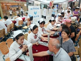 南京市栖霞区将反邪教宣传引入义诊活动