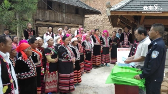 澜沧县在暑假旅游高峰开展反邪反恐宣传