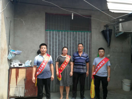 河南沈丘县青年志愿者进村入户开展反邪教宣传（图）