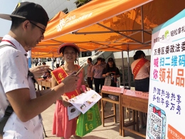 广西梧州学院大学新生收到反邪教知识大礼包