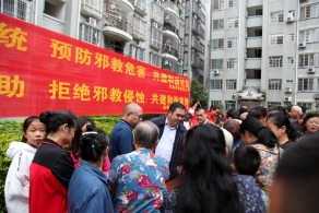 广西河池市结合社区重阳节敬老活动开展反邪教宣传