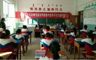 包头市白云区发放“青少年反邪教宣传品” （图）