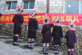 广西三江县在“红薯文化旅游节”开展反邪教宣传